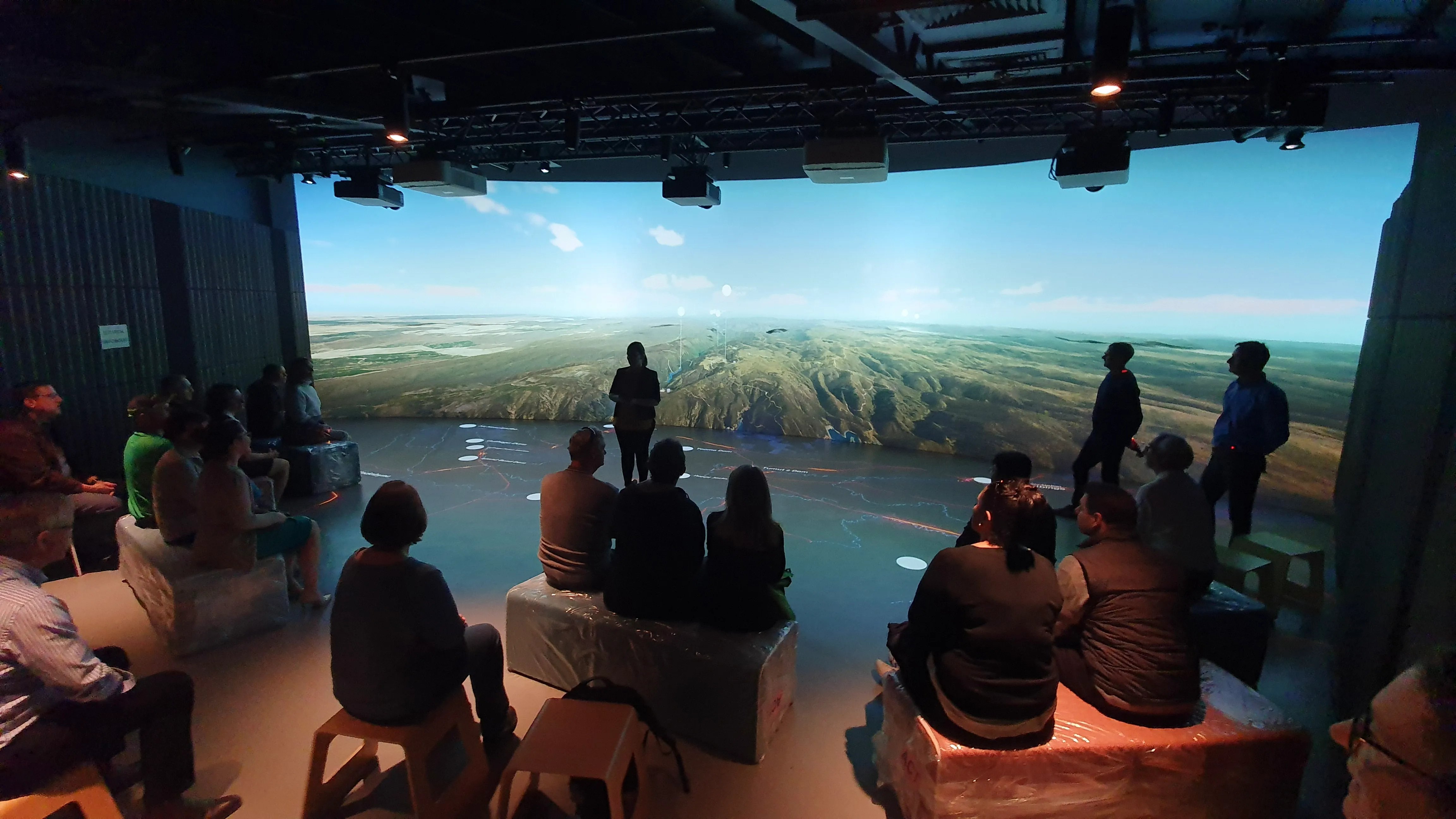 영상 관람 (Immersive Theatre Experience)